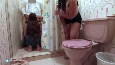 රෝහලේ නානකාමරයේ සිටින වෛද්‍යවරයා රෝගියාට කෙලවන බව හෙදිය සොයා ගනී / 1 කොටස / NicoleLondrawer / Chiquicandy